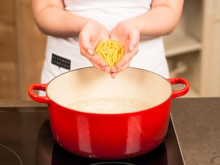 Pasta in reichlich siedendem Salzwasser ca. 5 Min. (noch nicht al dente) kochen. Anschließend abgießen und beiseitestellen.