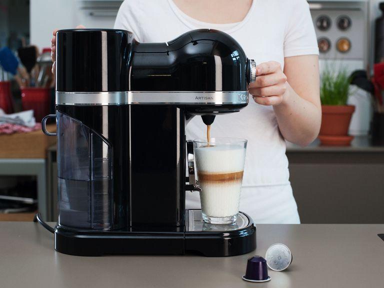 Für einen intensiven Espresso eine Nespresso Arpeggio Kapsel wählen. Einen Espresso-Shot ins Glas geben.