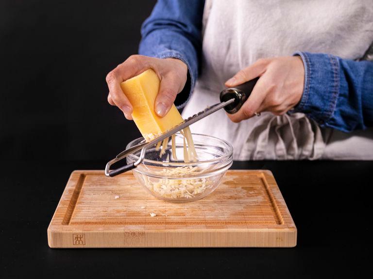 Wenn die Suppe noch ca. 15 Min. kochen muss, bestreiche eine Seite der Toastscheiben mit etwas Butter. Achte darauf, dass du die Butter komplett bis zum Rand verteilst. Jetzt den Gruyèrekäse reiben.