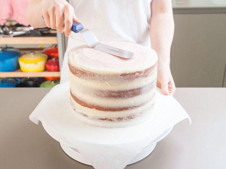 Sobald die Torte gekühlt ist, mit der restlichen Buttercreme bestreichen. Einen Teil der Buttercreme aufheben, wenn du später noch etwas auf den Kuchen schreiben möchtest. Nochmals ca. 15 Min. kühlstellen.