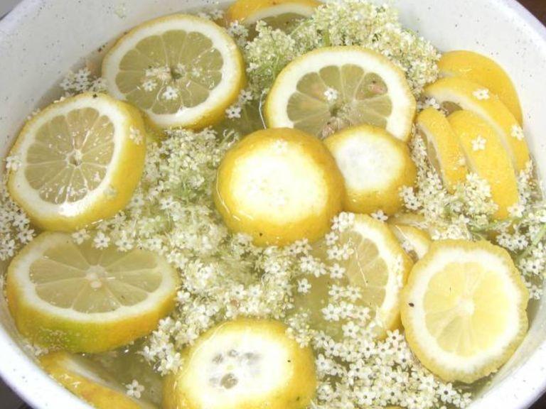 After macerating for 2-3 days. Strain the mixture through a sieve and into a large pot. Heat the flower maceration, add about 1.5 - 2 kg of sugar and bring to a boil briefly. Skim off any small blossoms that rise to the top. Finally, add the citric acid.