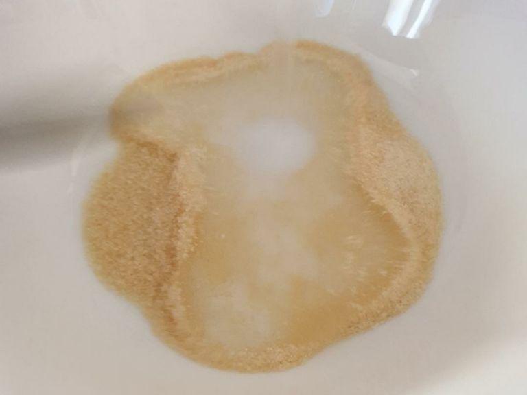 Dissovle 2 tsp. of gelatin powder in 50ml of boiling warm water and set aside.
