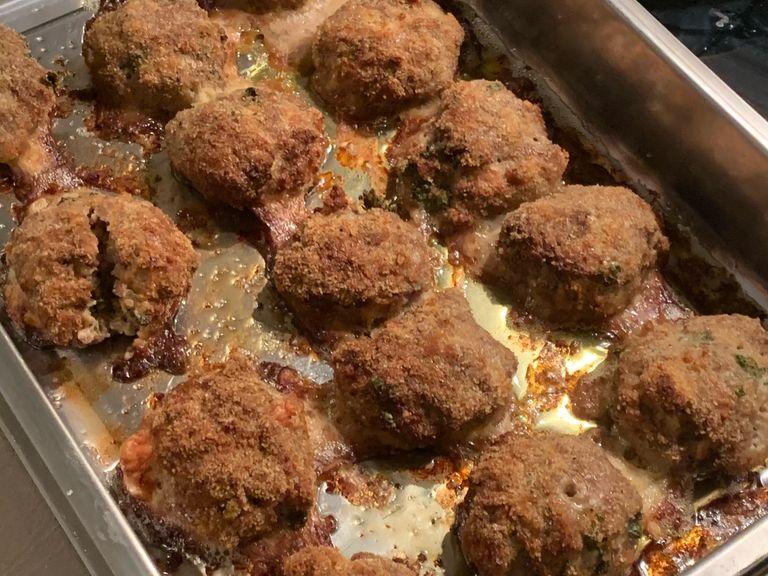Remove the polpette from the oven and let them rest for just a couple of minutes.  Serve them while still hot with some veggie side 🥗.