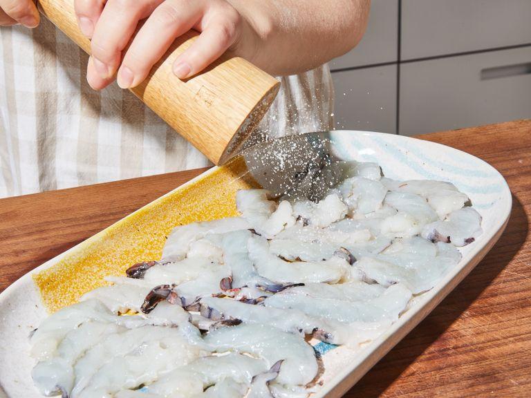 Peel and clean shrimp and rinse with cold water. Halve the shrimp and transfer to a plate. Salt well and transfer to the fridge.