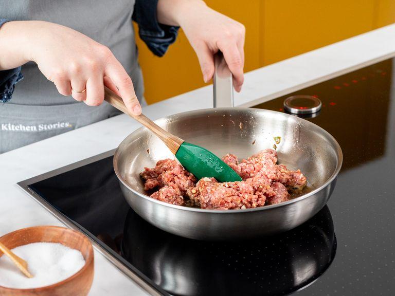 Meanwhile, heat a frying pan over medium-high heat with a little vegetable oil and a drop of sesame oil. Add asparagus and fry for approx. 5 min. Remove from the pan, add the ground pork and fry, making sure you break up the mince into small pieces. Continue to fry until golden, approx. 7 min.