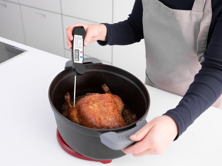 Wenn du ein Thermometer verwenden möchtest, verwende immer ein spezielles Fleischthermometer. Steche entweder in die Keule oder die Brust, also immer in die dickste Stelle des Fleisches, und nicht in die Füllung. Dein Entenbraten ist gar, wenn das Fleischthermometer eine Temperatur zwischen 80 und 90°C anzeigt. Den Braten vor dem Servieren ca. 15-20 Min. ruhen lassen, damit er saftig bleibt und der Fleischsaft in das Fleisch einziehen kann. Guten Appetit!
