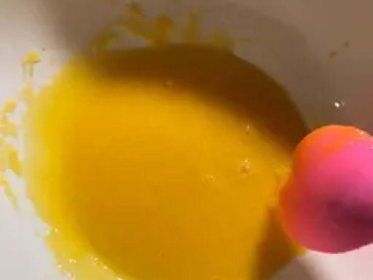 Mix egg yolks with sugar, salt and oil.