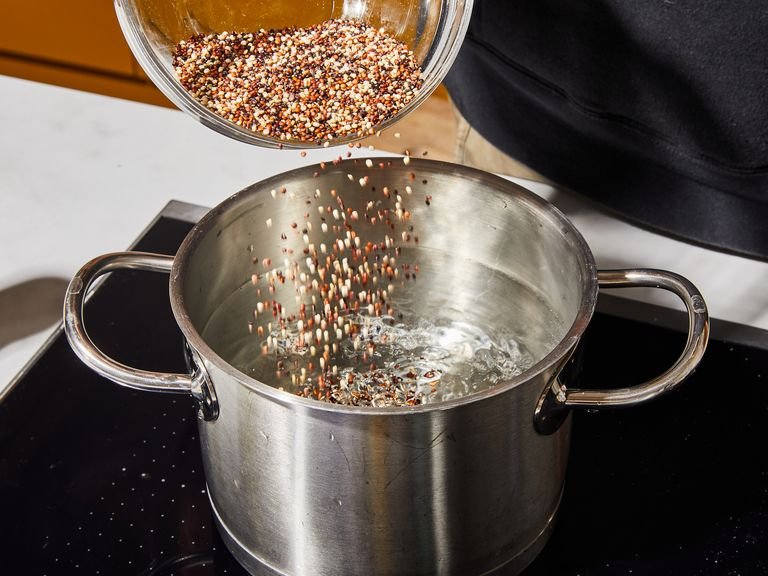 In the meantime, rinse the quinoa under cold water in a sieve. Add water to a small pot and bring to a boil, add a pinch of salt and the rinsed quinoa. Let simmer over medium heat for approx. 15 min., or until the quinoa is cooked. Fluff with a fork and set aside.