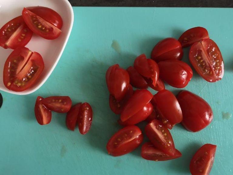 Tomaten waschen, abtrocknen und vierteln ggf. vorher ein paar Scheiben oder Viertel als Topping abschneiden.