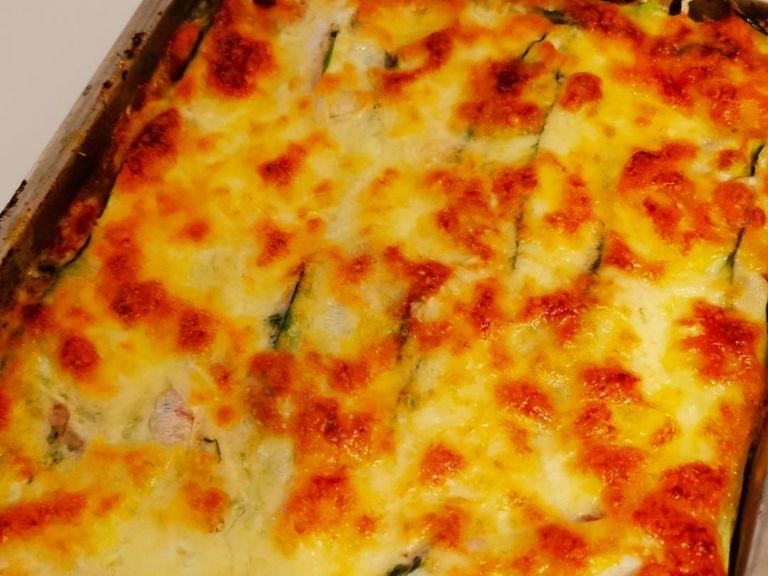 Sprinkle with mozzarella and parmesan. Bake in the preheated oven at 200°C/400°F for approx. 25 min.