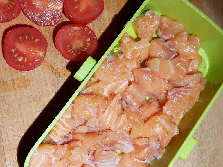 Seperate the salmon fillet from the skin and cut it into small cubes. Season with salt and sugar, and put it on the side to rest for 30 minutes. Cut the cherry tomatos in half.