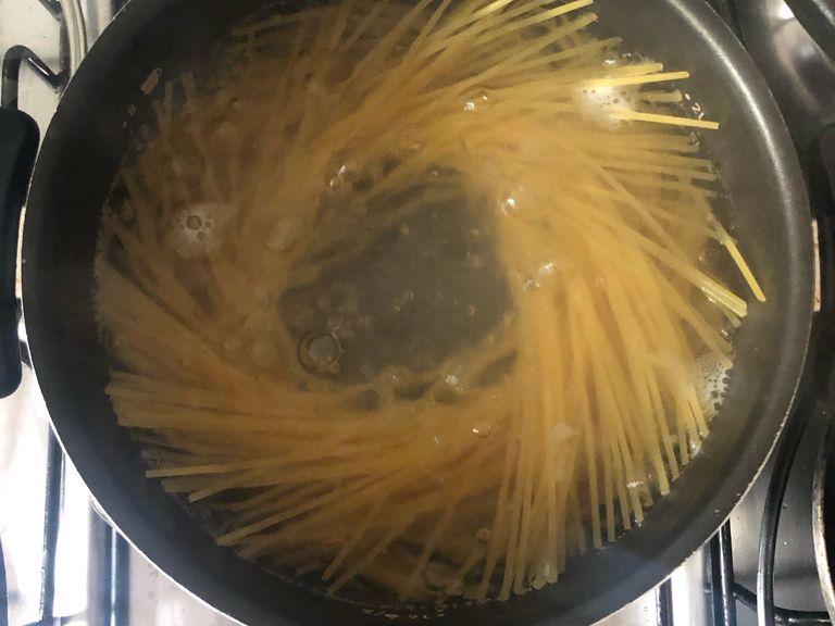 Start boiling the water to cook the pasta. Sprinkle a few amount of salt in the water and when it’s boiling star cooking the pasta. 