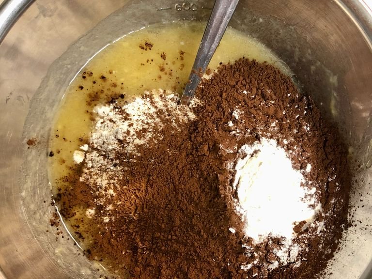 Add the oatmeal, cocoa powder and baking powder and mix well.
