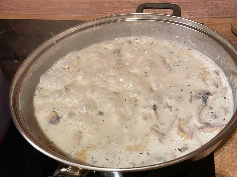 At the same time prepare cream souse. Cut the mushrooms into slices. Pour a little water into the pan and bring to a boil. Add the mushrooms. Cook for 5 minutes, then drain and add the coconut milk. Cook for another 5 minutes, then add salt.