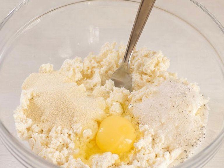 Knead the cottage cheese with a a fork with yolk, sugar, vanilla sugar and semolina