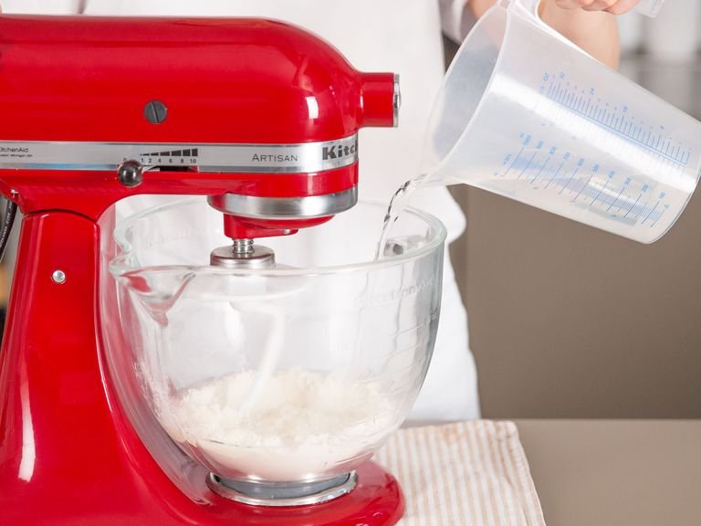 Mehl und Wasser in die Küchenmaschine geben und für ca. 2 - 3 Min. kneten, bis sich die Zutaten grob verbunden haben.