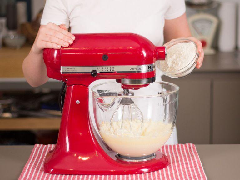 Einen Teil der Butter und des Zuckers in einer Küchenmaschine schaumig schlagen. Eier hinzufügen und gut vermengen. Einen Teil des Mehls und Backpulver hinzugeben. Zu einem glatten Teig schlagen.