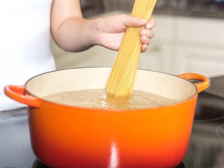 Cook the spaghetti, according to package instructions, in salted boiling water for approx. 9 - 12 min. until al dente. Drain the water and set pasta aside.