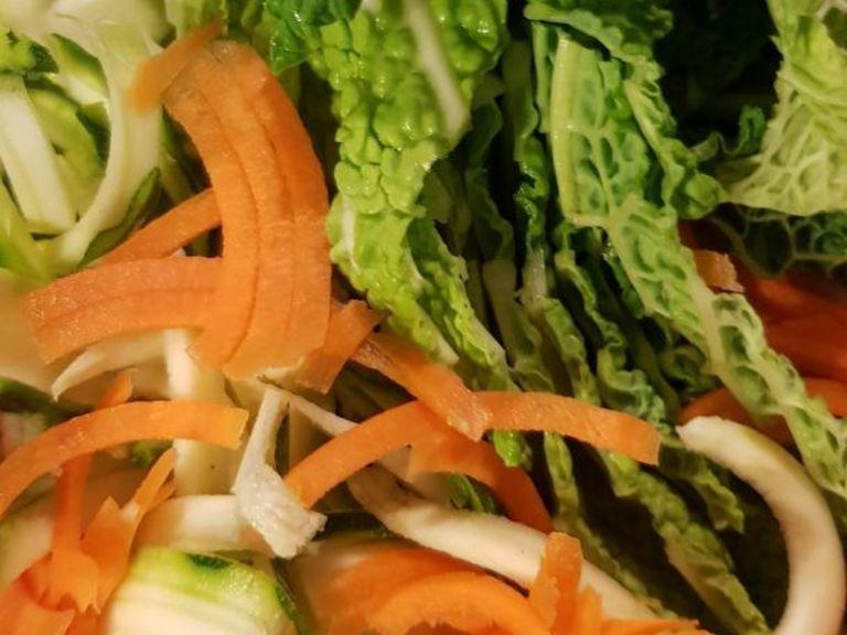 Das Gemüse zuschneiden und für einige Minuten in kochende Brühe geben. Karotten und Zucchini gerne mit Spiralschneider schneiden. Ihr könnt auch gerne anderes Gemüse nehmen - Super zur Reste Verwertung.