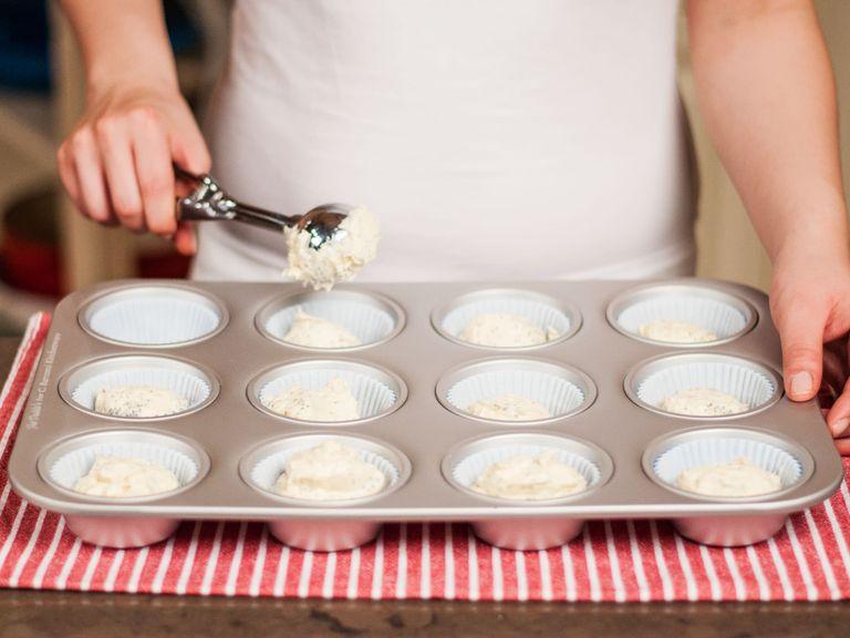 Den Teig in eine gefettete oder mit Muffinförmchen ausgelegte Muffinbackform geben und im vorgeheizten Backofen bei 180°C ca. 20 – 25 Min. goldgelb backen.