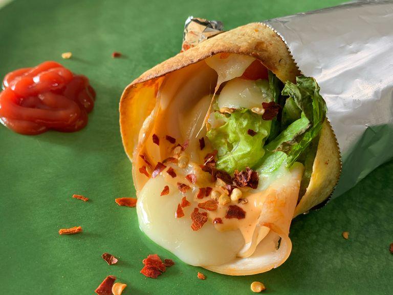 Finally, take out the wrap after 5-7 minutes. Add any dressing on top as you desire (ketchup is best). Garnish with chilli flakes and enjoy the bite.