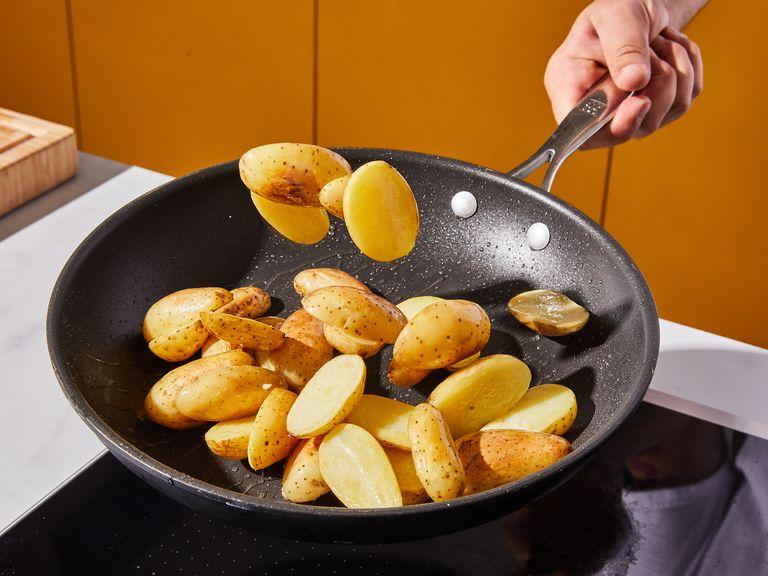 In a large frying pan, heat 3/4 of the vegetable oil over high heat. Add the cooked potatoes and fry them until golden, remove from the pan and set aside. Reduce heat to medium, add remaining oil to the same pan. Add black cumin seeds and fry briefly for 1 min., then add minced shallot and fry for approx. 5 min., until translucent and slightly caramelized.