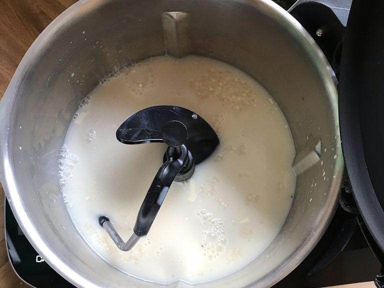 Cookit 3D-Rührer in den Cookit einsetzen. Reis und Milch einwiegen und eine Prise Salz dazugeben. Das Automatik-Programm für Milchreis starten.