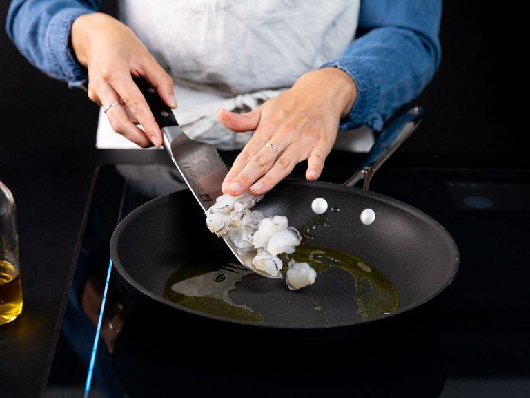 Eine Pfanne auf hoher Hitze erhitzen und etwas Olivenöl hinzufügen. Garnelen mit Salz und Pfeffer würzen und in die Pfanne geben. Für ca. 3 Minuten kochen bis sie nicht mehr durchsichtig sind.