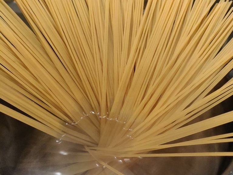 In a pot, boil a good amount of water + generous amount of salt and cook your spaghetti until al dente.