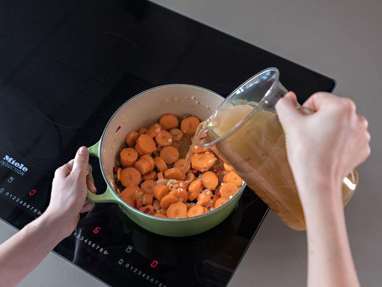 Add the diced carrots to the pan and briefly sauté before adding the vegetable stock and bringing to a boil. Reduce heat and leave to simmer for approx. 20 min., or until the carrots soften slightly.