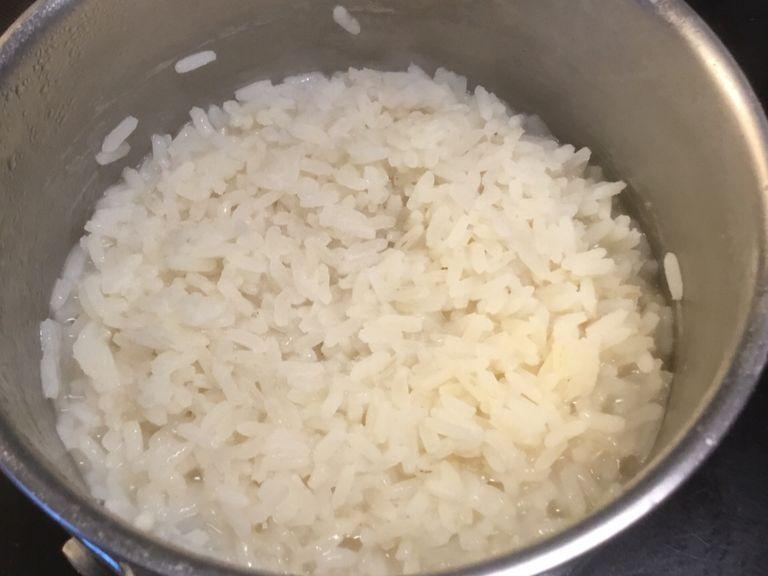 Den paraboiled Reis gut waschen (Arsengehalt) u. in ca. der selben Menge Wasser kochen. Mit Deckel wird er asiatisch pappig, ohne Deckel wenn paraboiled Reis verwendet wird er körnig. Dabei verkocht das Wasser, ich schaue immer nach ob er schon durch ist, gieße so lange Wasser nach bis der Reis mit leichtem Biß fertig ist. Doppelte Menge Wasser wie Reis - und alles ist paletti - stammt aus Uromas Zeiten, vielleicht gabs da nur eine einzige Reissort. Wen der Reis o.k. Ist das Restwasser abdampfen