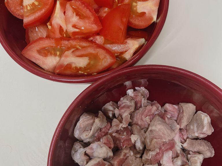 Cut the beef tips and tomatoes into small cubes