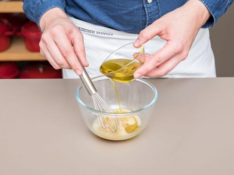 Senf, Ahornsirup und Weißweinessig in einer kleinen Schüssel vermengen. Langsam das restliche Olivenöl dazugeben und zu einer Vinaigrette verrühren. Mit Salz und Pfeffer abschmecken.
