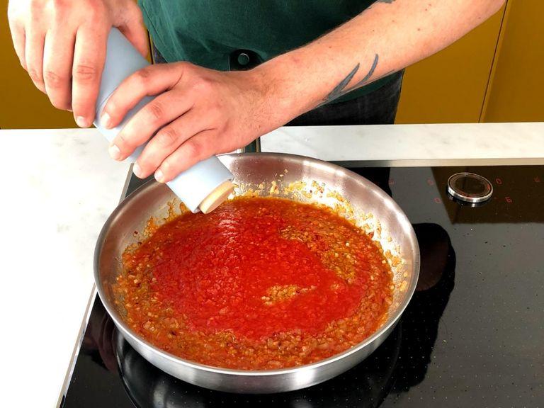 Im Anschluss die gehackten Tomaten dazugeben und die Sauce ca. 10 Min. köcheln. In der Zwischenzeit die Pasta nach Packungsanweisung kochen. Die Sauce mit Salz, Pfeffer und Zucker würzen.