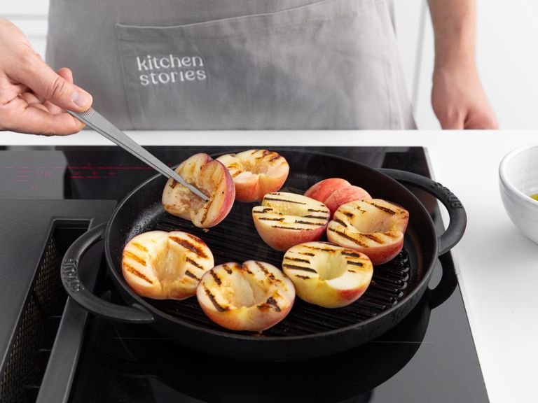 Brush a preheated grill pan with some olive oil. Add zucchini, brush with more olive oil, season with salt and pepper, and grill for approx. 3 - 5 min. on each side. Remove and set aside, then grill the peaches for approx. 5 min. Transfer to a cutting board and slice.