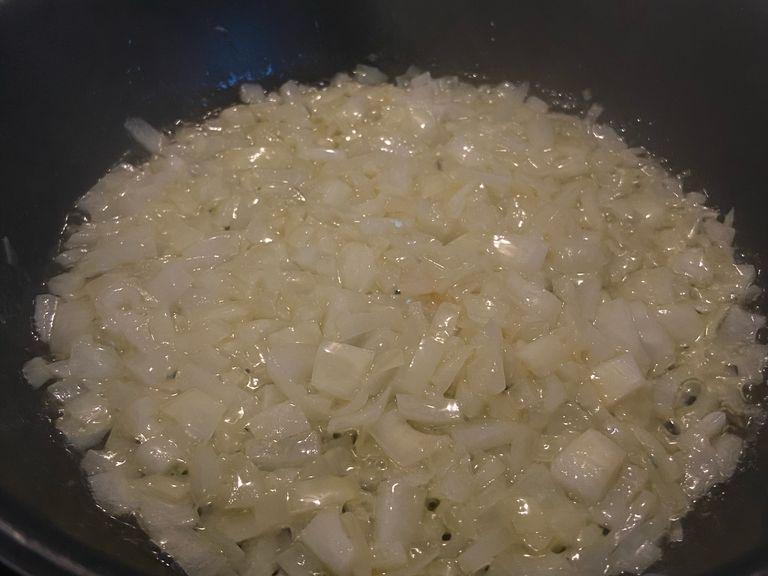 Zwiebel in Würfel hacken und in Butter glasig dünsten