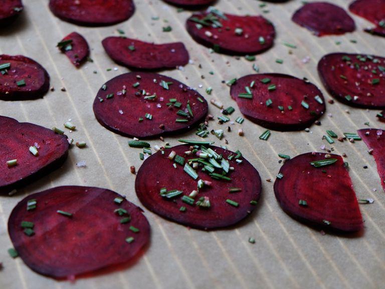 Line oven rack with parchment paper and lay out beetroot slices. Make sure they don’t overlap. Do not use oil or fat. Bake for approx. 12 – 14 min. at 180°C/360°F, turn each one, then bake again for approx. 12 – 14 min.