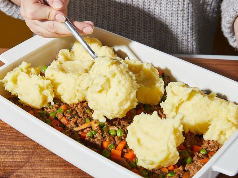 Preheat the oven to 180°C/350°F. To assemble, add meat mixture to a baking dish. Cover with mashed potato and use a fork to create a pattern on top. Transfer to the oven and cook for approx. 25 min., or until browned on top. Remove from oven and let sit for approx. 10 min. before slicing and servning. Enjoy!